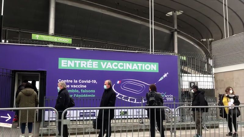 Stade de France se proměnil v gigantický vakcinodrom